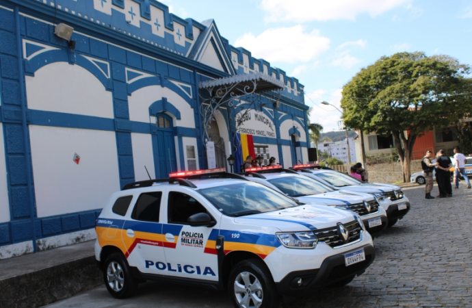Através de emendas impositivas de vereadores Polícia Militar de Itaúna recebe três novas viaturas