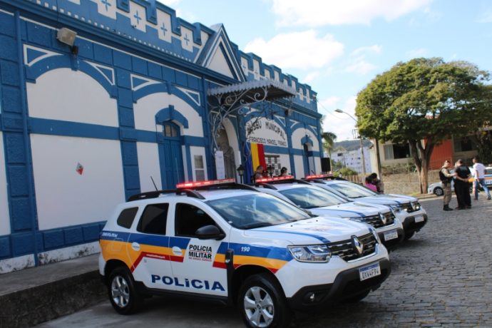 Através de emendas impositivas de vereadores Polícia Militar de Itaúna recebe três novas viaturas
