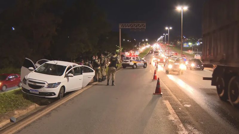 Pai é feito refém com filho de sete anos, toma arma e mata assaltante em Belo Horizonte