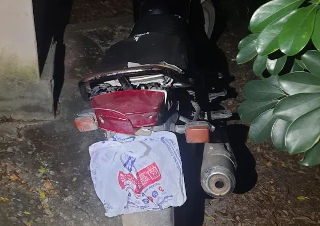 Moto com placa coberta por saco plástico é apreendida e dois homens presos