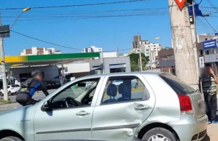 Mais um acidente na rotatória da Rua Silva Jardim, desta vez entre três carros