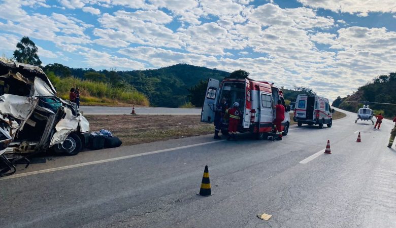 Vídeo: vítima de acidente entre carreta e van na BR 262 é socorrida por helicóptero