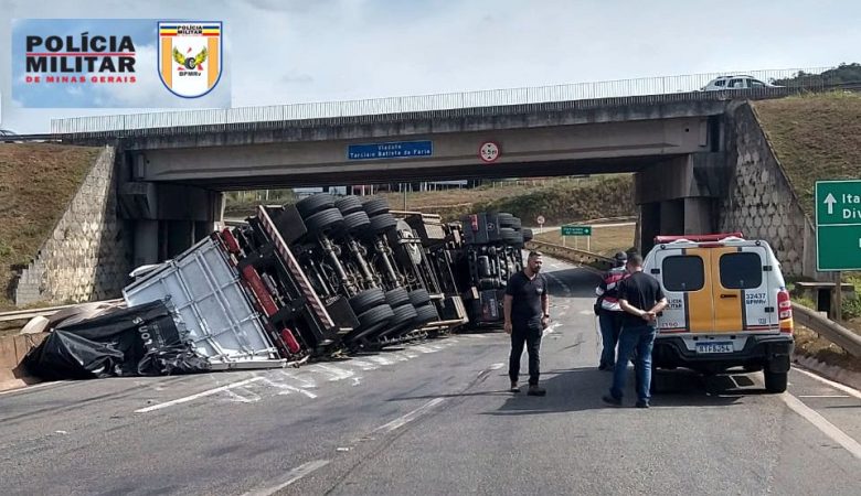 Vídeo: carreta com carregamento de bobinas de papel tomba na MG 050 em Itaúna