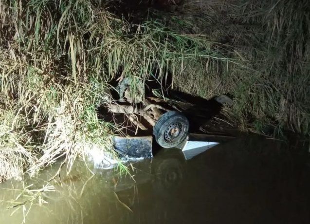 Homem morre depois de ficar debaixo d’água em acidente com caminhonete