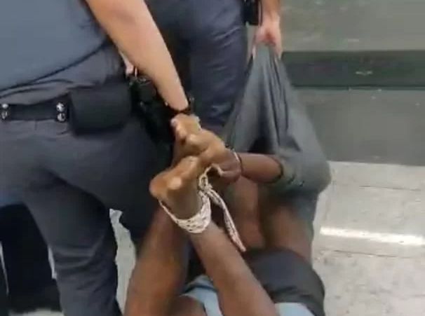 Vídeo: homem negro é arrastado amarrado pelos pés e mãos depois de furtar bombons