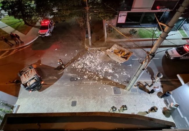 Carro bate em caçamba de entulho e capota na rua Zezé Lima, em Itaúna