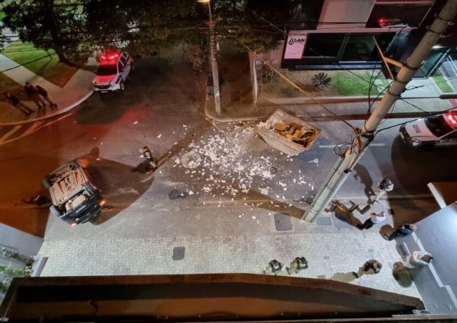 Carro bate em caçamba de entulho e capota na rua Zezé Lima, em Itaúna