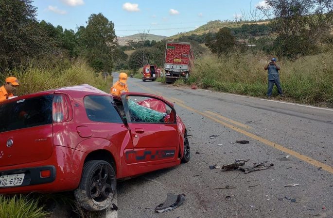 Carro entra na contramão e colide com caminhão; motorista morre na hora