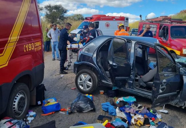 Mulher fica presa às ferragens em grave acidente entre dois carros e um caminhão reboque