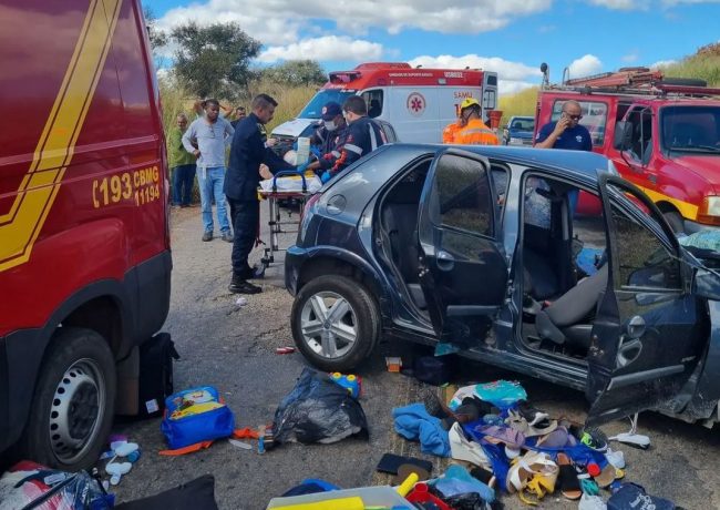 Mulher fica presa às ferragens em grave acidente entre dois carros e um caminhão reboque