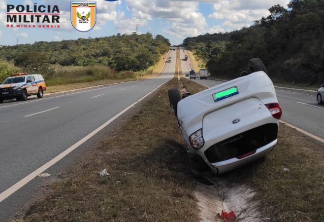 Mulher inabilitada perde controle do carro e capota na MG 050 em Itaúna