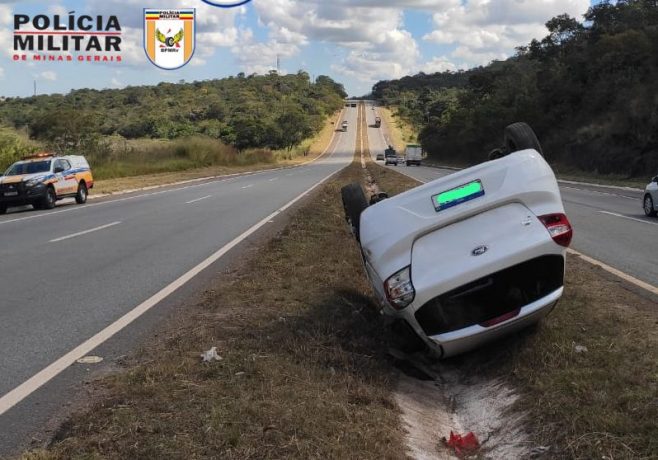 Mulher inabilitada perde controle do carro e capota na MG 050 em Itaúna