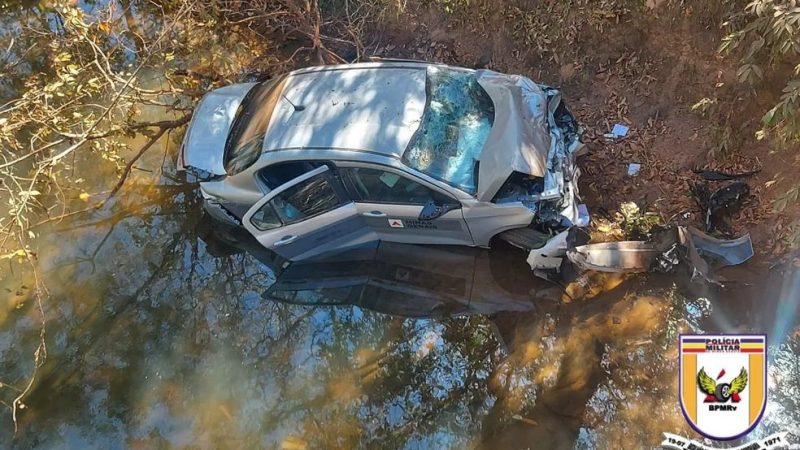 Vídeo: carro oficial com quatro cerimonialistas do Estado cai de ponte