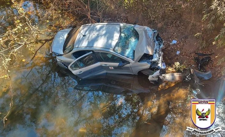 Vídeo: carro oficial com quatro cerimonialistas do Estado cai de ponte