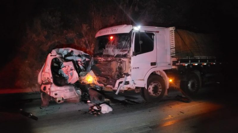 Motorista e três passageiros morrem em colisão com caminhão em Córrego Danta