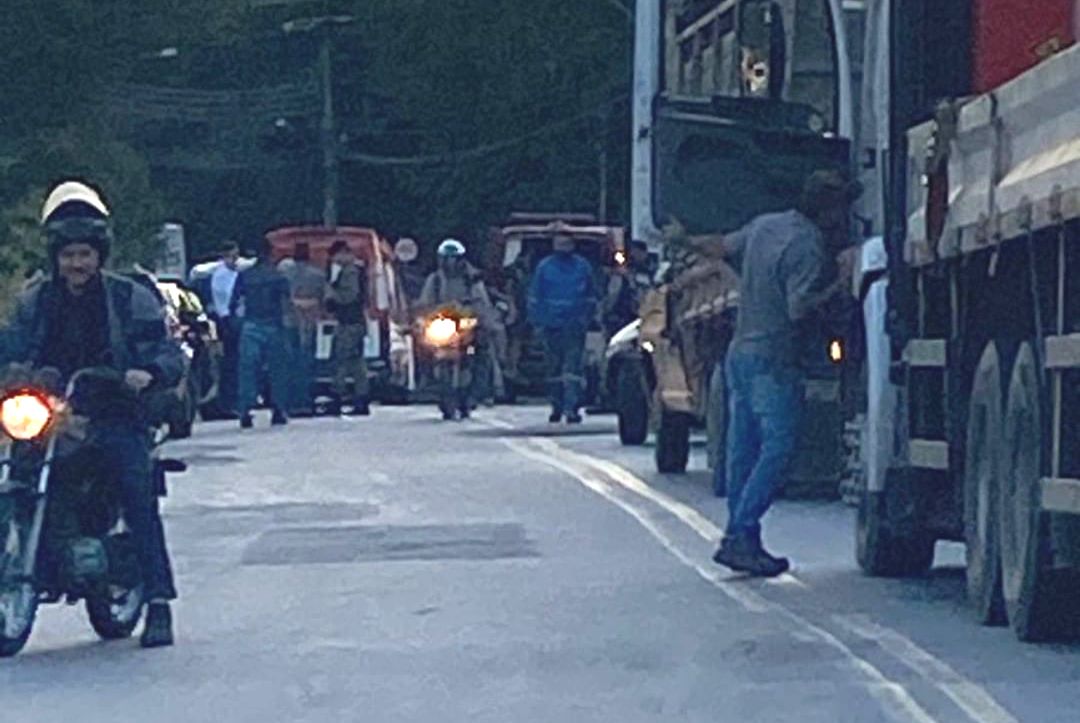 Acidente no Distrito Industrial envolve três veículos e um motociclista ficou em estado grave