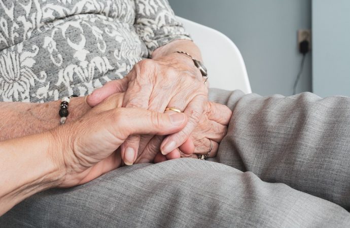 Idosa de 90 anos é vítima de estupro em quarto de hotel em Minas Gerais