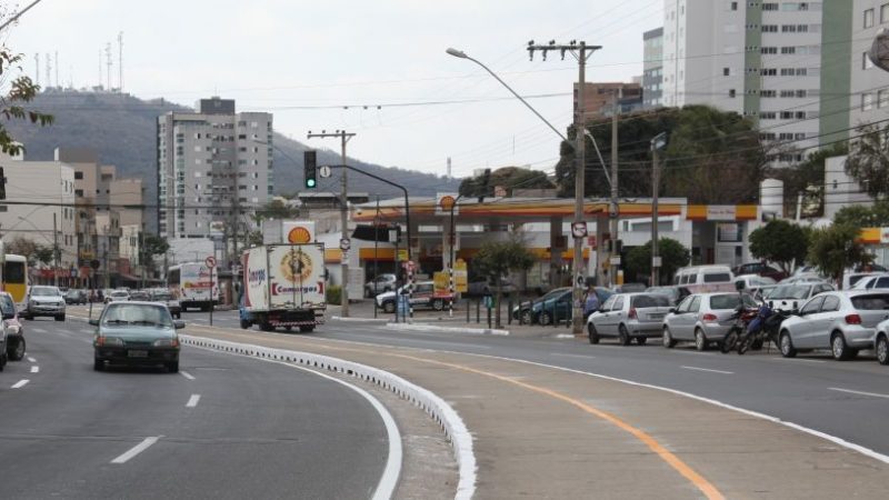 Envolvidos em acidente entre dois carros e um caminhão na Avenida Jove Soares não se feriram