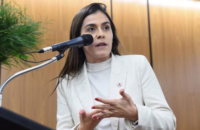 Deputada Lohanna vota reajuste para Educação 