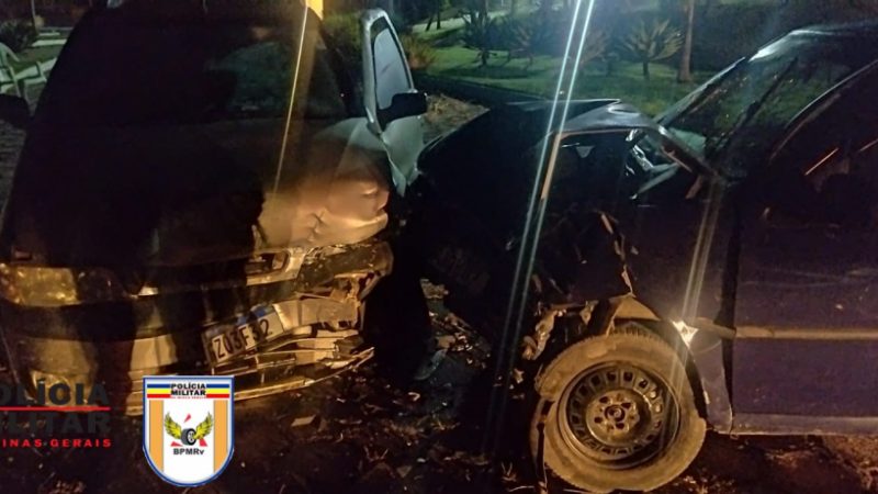 Farol alto prejudica visão de motorista e provoca colisão de dois veículos na MG 431
