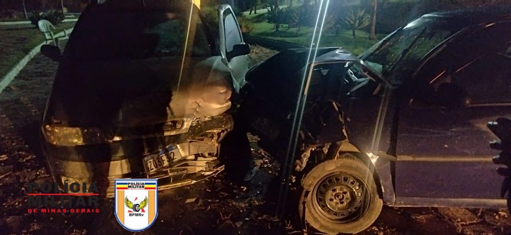 Farol alto prejudica visão de motorista e provoca colisão de dois veículos na MG 431