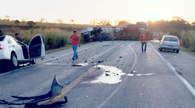 Vídeo: grave acidente entre 4 carretas e um carro interdita a BR 262 sem previsão de liberação