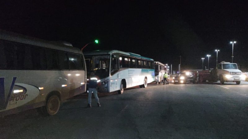 Três ônibus e um microônibus foram apreendidos por transporte irregular de passageiros em Itaúna