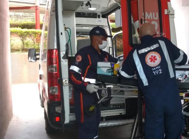 Ambulância do SAMU e carro se envolvem acidente em Pará de Minas