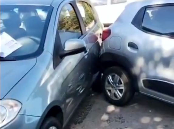 Vídeos: carreta atinge quatro carros em fila de vistoria da Delegacia de Divinópolis