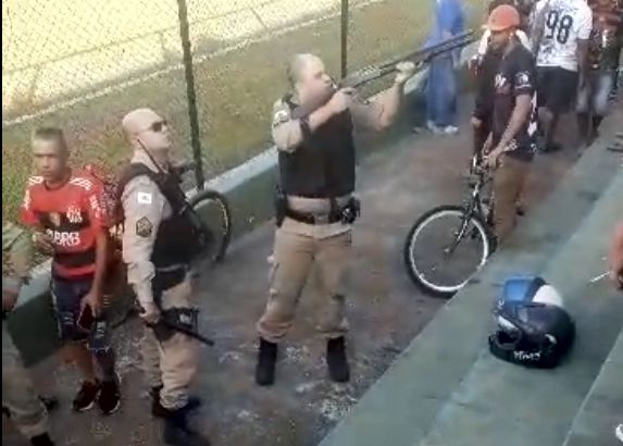 Vídeo: confusão no Campo José Flávio termina com bala de borracha e spray de pimenta