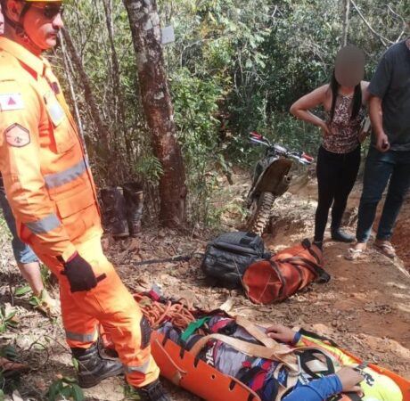 Bombeiros resgatam piloto de moto de trilhas com uso do Arcanjo 6, em Pará de Minas