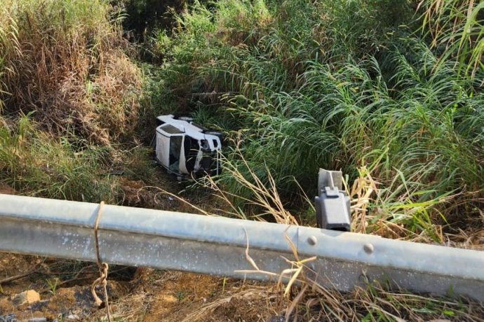 Dois homens foram presos depois de fugir da polícia e cair em ribanceira