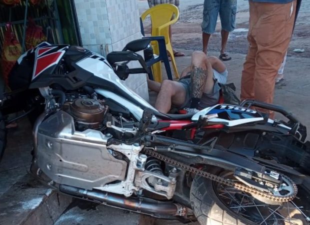 ATUALIZADA – Motocicleta e carro se envolvem em acidente no Bairro Garcias