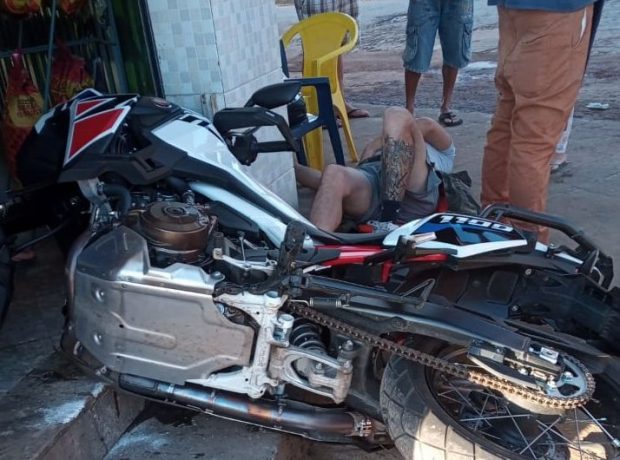 ATUALIZADA – Motocicleta e carro se envolvem em acidente no Bairro Garcias