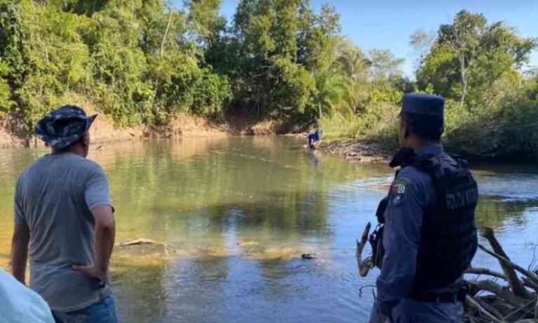 Mãe tenta salvar filho de 7 anos e acaba morrendo afogada em rio