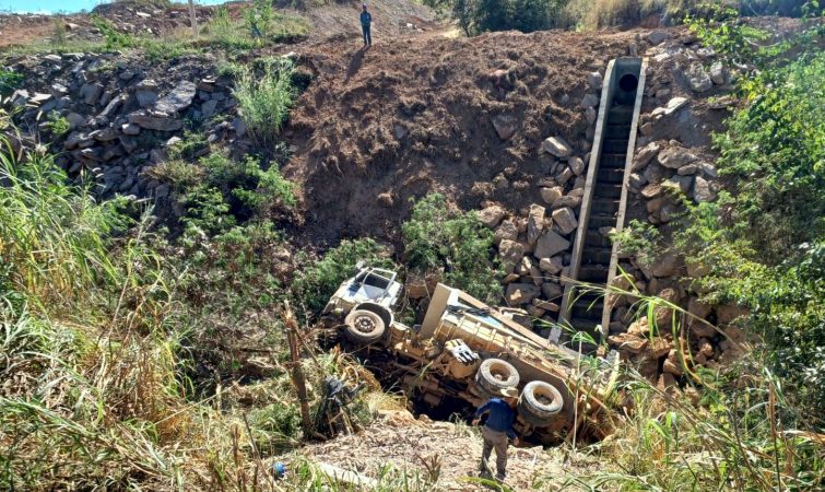 Caminhão tomba depois de se envolver em acidente e cai em ribanceira