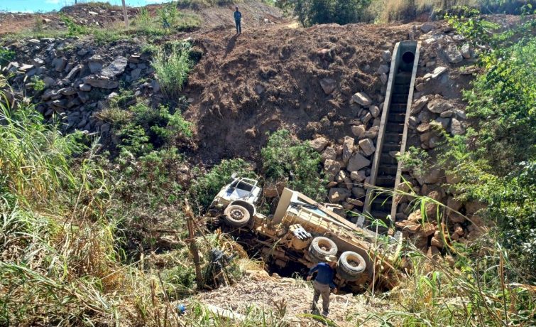 Caminhão tomba depois de se envolver em acidente e cai em ribanceira