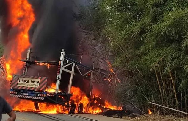 Vídeo: acidente envolve seis veículos, deixa dois mortos e interdita BR-116