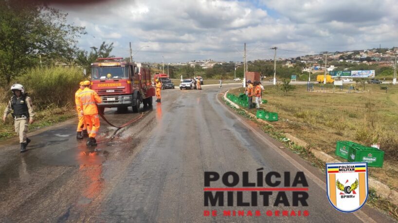 Vídeo: caminhão de cerveja abre uma das portas e atinge motociclista