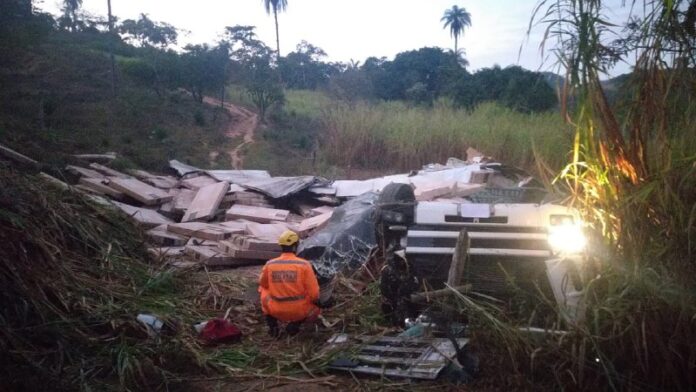 Carreta com TVs cai em ribanceira, motorista morre e carga é saqueada