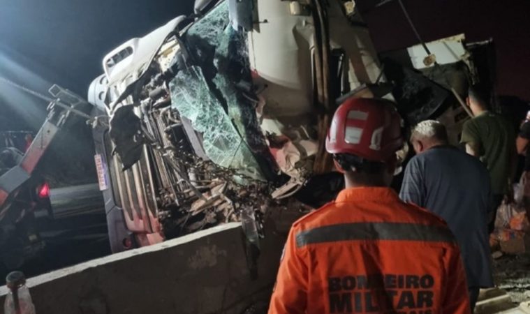 Carreta de frango congelado tomba e carga é completamente saqueada