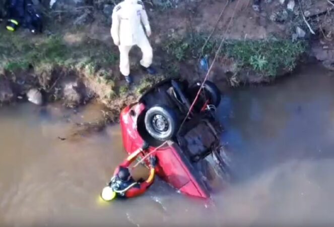 Vídeo: carro com quatro corpos é encontrado submerso no Rio Iguaçu
