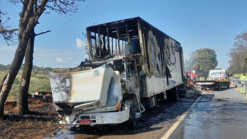 Caminhão carregado de acolchoados pega fogo e é destruído pelas chamas na MG 050