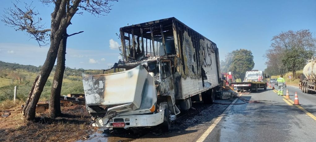 Caminhão carregado de acolchoados pega fogo e é destruído pelas chamas na MG 050