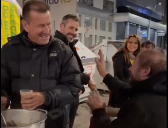 Vídeo: morador de rua reconhece Dunga que distribui sopa nas noites frias gaúchas