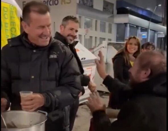 Vídeo: morador de rua reconhece Dunga que distribui sopa nas noites frias gaúchas