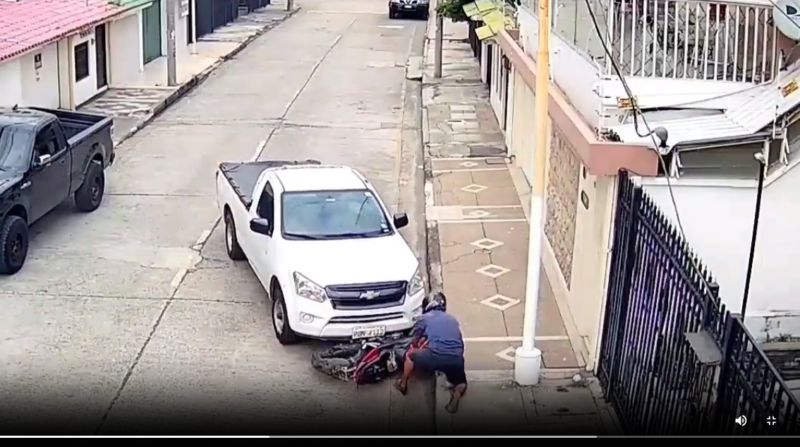 Vídeo: veterinário atropela ladrão em moto três vezes para ajudar uma senhora