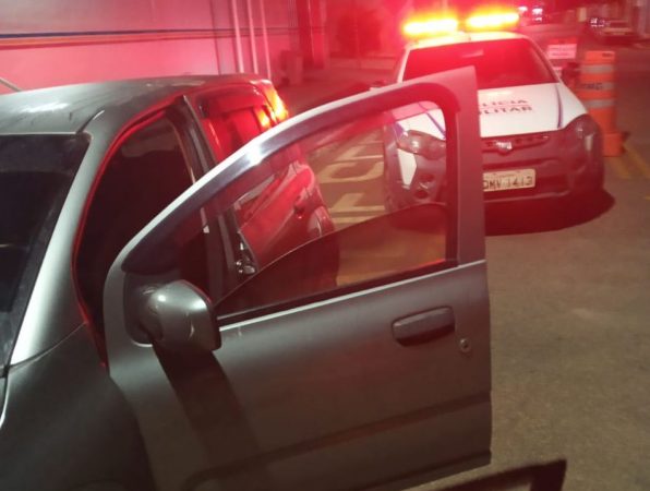 Carro furtado em Contagem é recuperado horas depois na MG 431