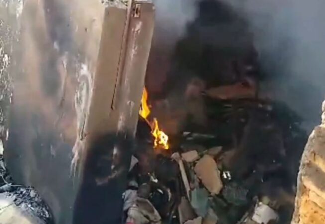 Vídeo: incêndio destrói imóvel com acúmulo de lixo e recicláveis no bairro das Graças