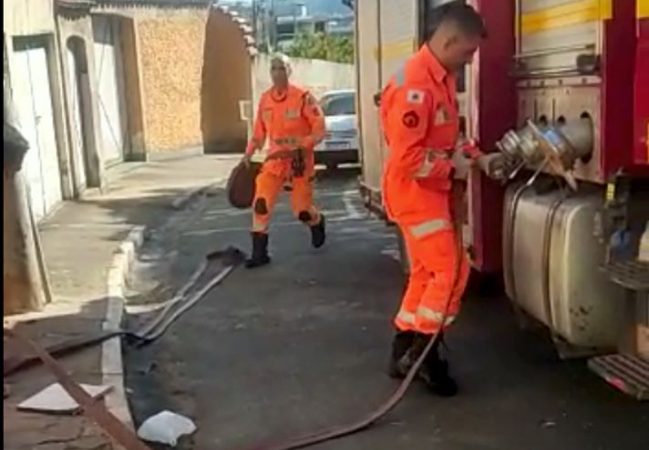 Vídeos: Bombeiros apagam incêndio em residência e encontram corpo carbonizado